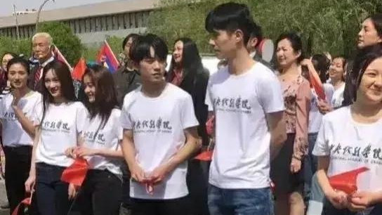 易烊千玺|吃瓜少女张小寒路透照曝光，易烊千玺胡子拉碴，比他实际年龄苍老