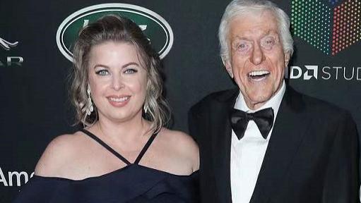 张天爱|好莱坞96岁传奇导演将50岁妻子宠成公主 讨厌别人说她是“拜金女”