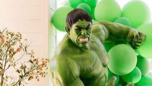 金·卡戴珊|金·卡戴珊为儿子安排奢华绿巨人生日派对，坎耶、皮特未现身快照