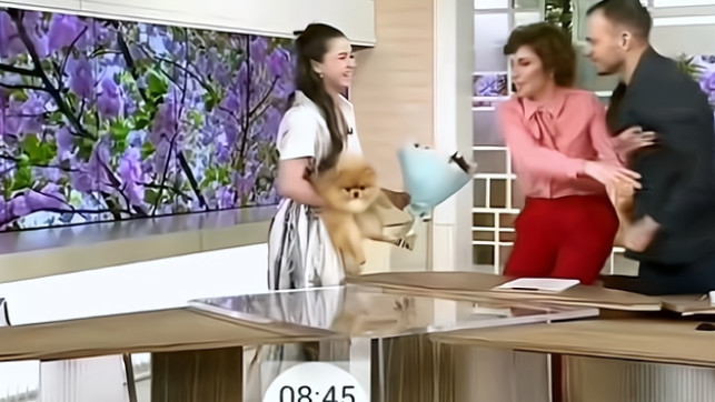 卡米拉·瓦利耶娃|16岁K宝参加节目近照曝光！身穿白裙尽显优雅，笑容堪比千金