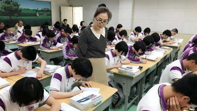 boss直聘|深圳教师降薪后，招聘爆出“大冷门”，以前热度风光或将不再了！