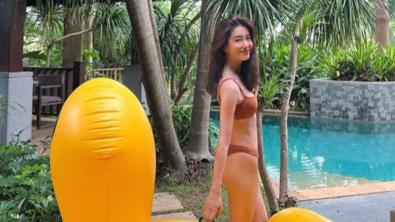 杨采钰|杨采钰晒夏日泳池随拍，穿砖红色泳衣秀事业线，身材热辣面容清纯