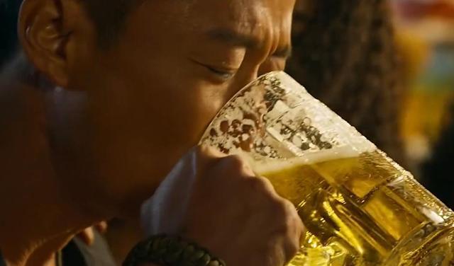 《战狼2》幕后：5扎啤酒加1瓶茅台，普通人真能喝那么多吗？