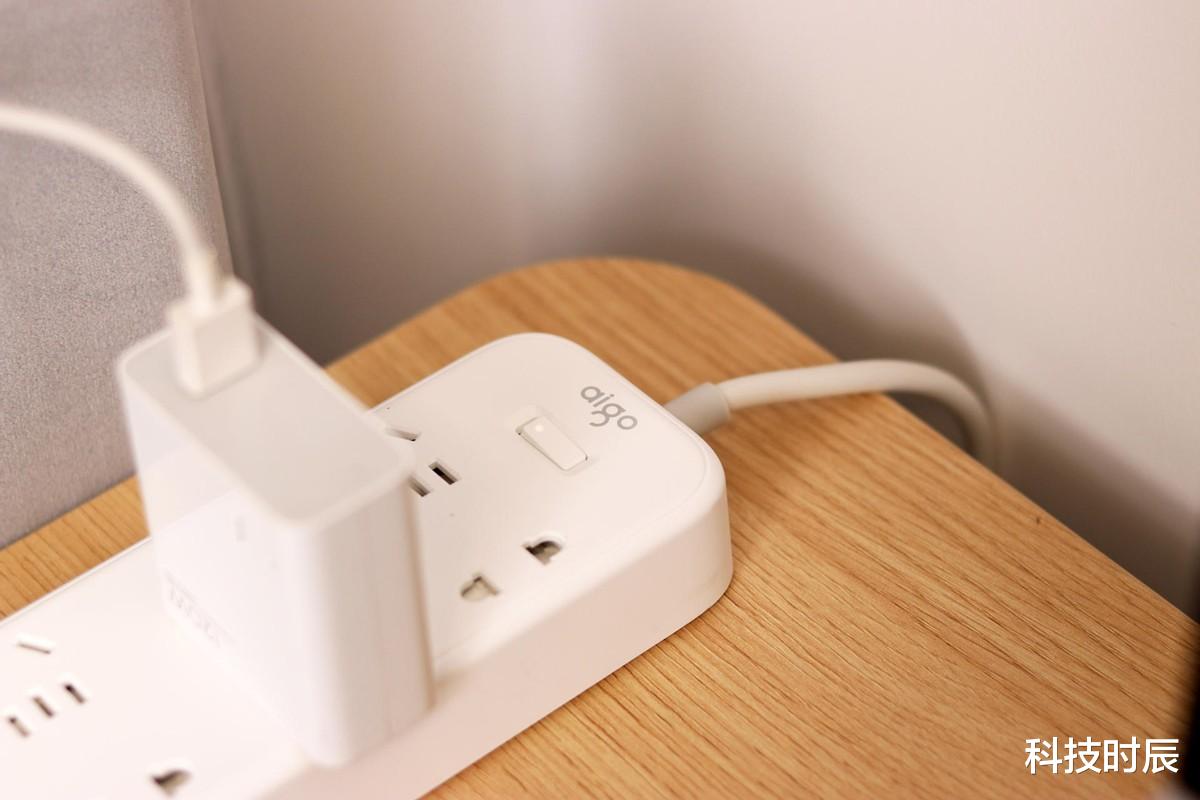 aigo|自带65W快充,轻松给电脑充电!aigo六位插座快充版开箱评测