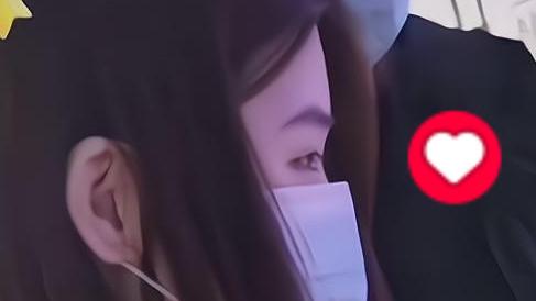 |大衣哥儿子带未婚妻买手机，搂女方肩膀超宠溺，现金结账被吐槽