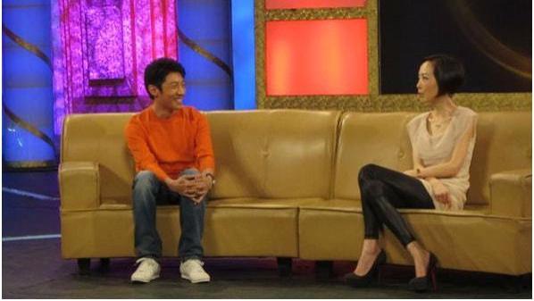 鲁豫|清华教授怒斥鲁豫：这人没教养，每次嘉宾出来，她都坐沙发上握手