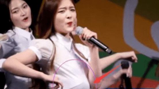 娱乐圈|韩国女星在跳舞时，“胸部”突然掉到了肚子上，现场观众看楞了！