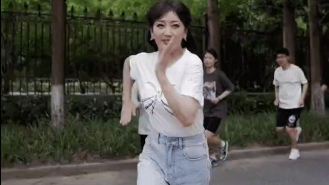 赵雅芝|68岁赵雅芝不惧38度高温跑步，打扮精致穿10厘米高跟鞋仍步伐稳健