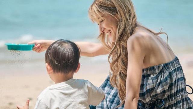 陈凯琳|陈凯琳与小儿子在沙滩玩耍拍美照 很有孝心提前为妈妈庆祝母亲节