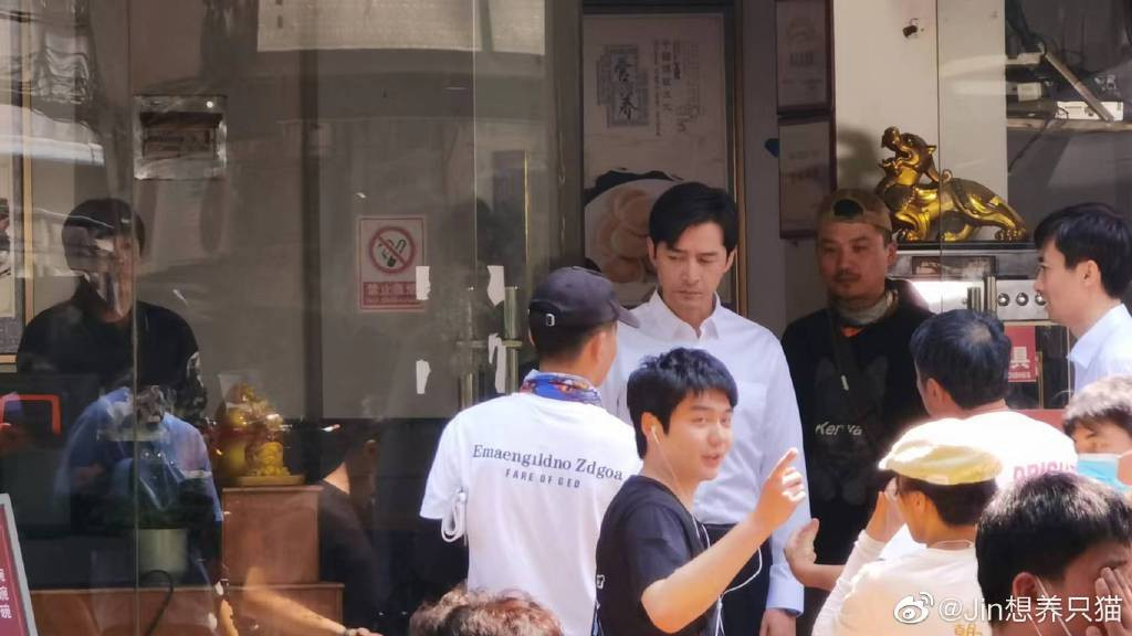 胡歌|县委大院路透：胡歌身姿笔挺干部范十足，饭后用手机扫码付款很亲和