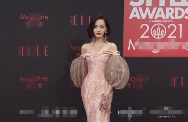 关晓彤|ELLE盛典：关晓彤精修前后差别大，唐嫣发型糟糕，秦海璐大秀身材