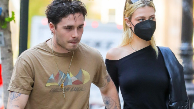 布鲁克林|小贝长子携爱妻出街！妮可拉紧身衣秀好身材，男方贴心一路牵手