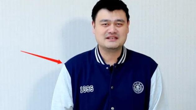 42岁姚明疑减肥成功，穿定制校服减龄不少，网友：还得减