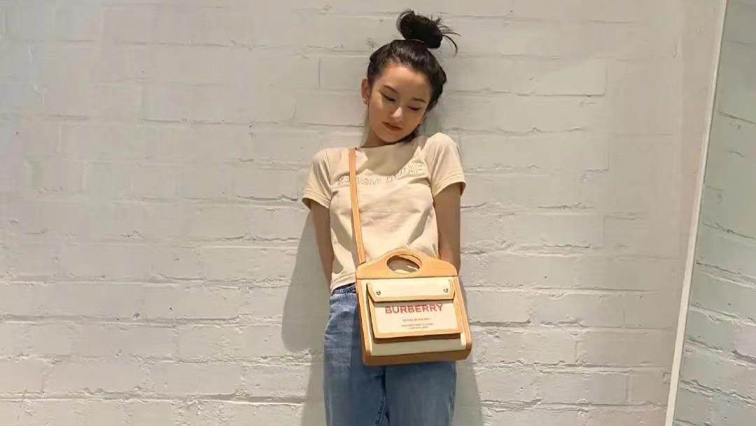 宋祖儿|宋祖儿靠在墙上拍照，穿短袖搭配高腰裤，素颜朝天依然迷人