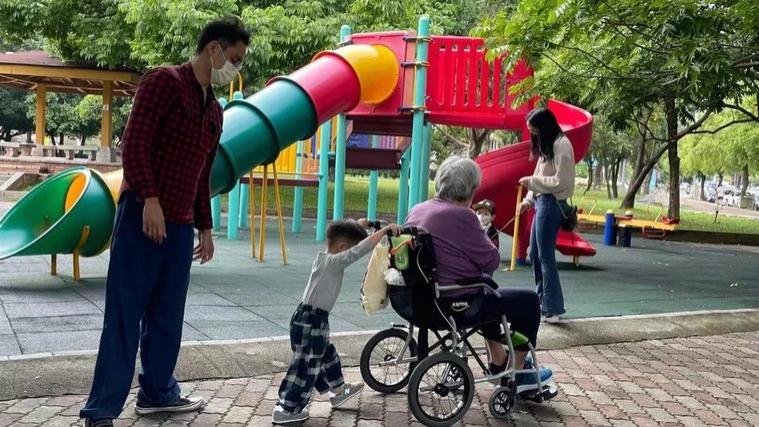 明道|明道脱身张庭公司后，留台尽孝照顾年迈母亲，2岁儿子抢推轮椅