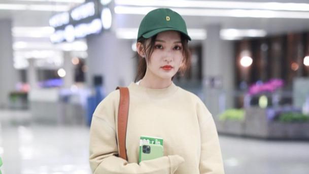 李沁|李沁也有不仙儿的时候，穿卫衣配红唇女人味十足，气质也挺好的