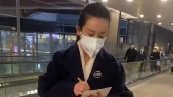 秦海璐|秦海璐罕见走机场，穿大衣拎15万包打扮奢侈，一路拿笔签名没架子