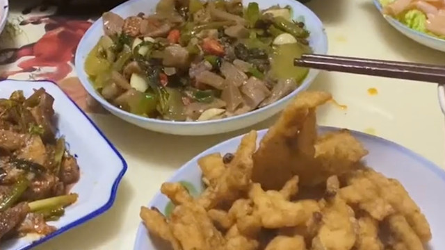 鹌鹑蛋|四川女子吃火锅烫个鹌鹑蛋后去聊天，回来发现碗里被加了近10个蛋