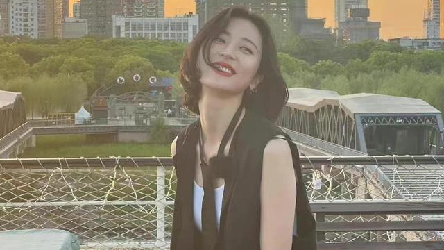 周韦彤|周雨彤周韦彤又上热搜，商家找错人耽误工作，韦彤：红的不是我