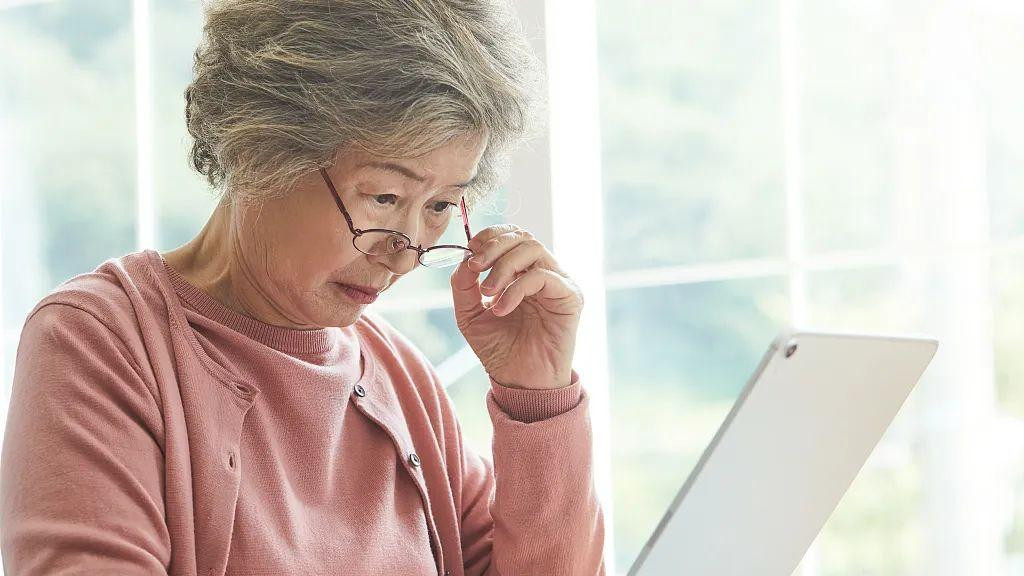 中老年人|眼前有黑影飘动、直线看成曲线......中老年人警惕这几种眼病