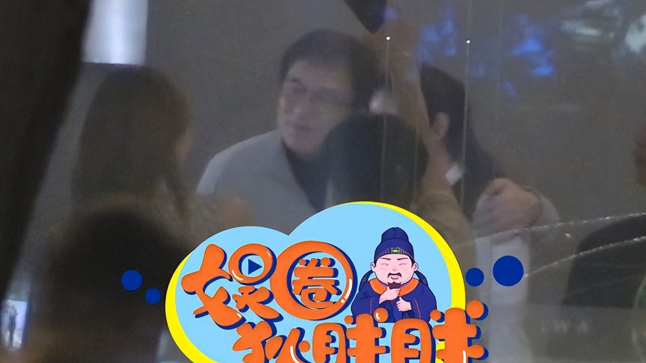 成龙|68岁成龙长居内地，参与聚餐还紧搂女粉丝合影，疑似醉酒被人扶走