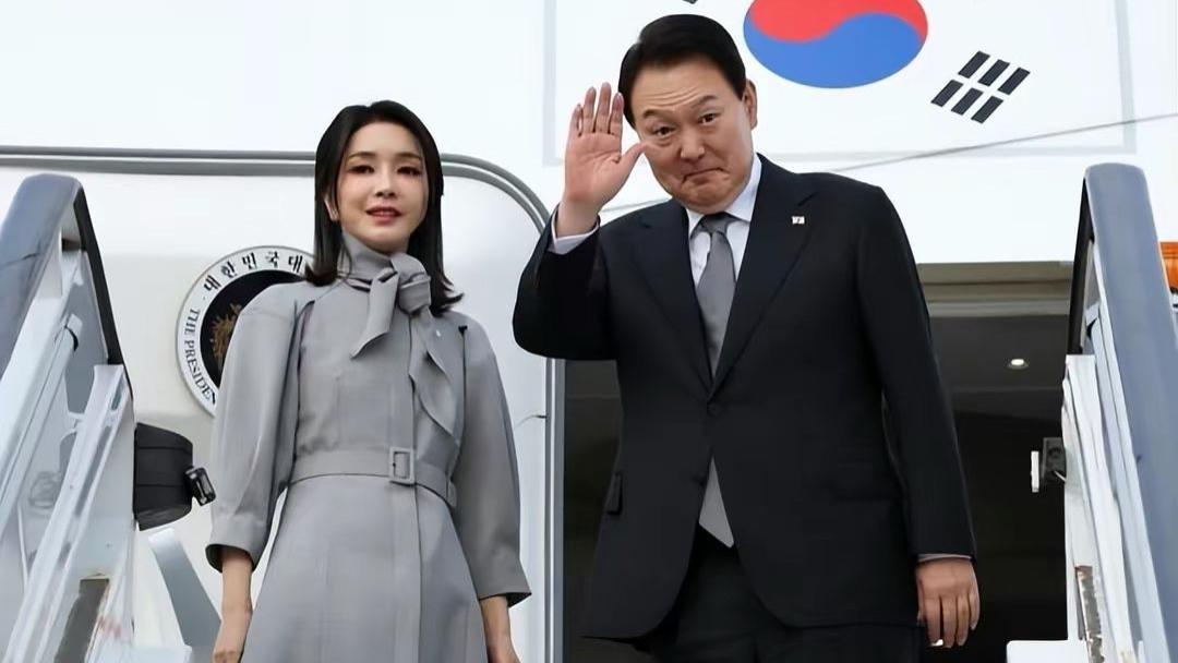 韩国第一夫人访问结束回国！穿灰色风衣戴丝巾，娃娃脸看着不显老
