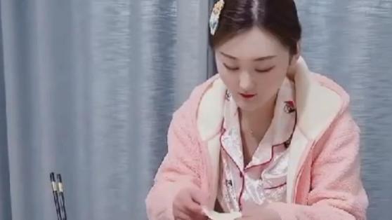 陈亚男|陈亚男视频风格大变，走贤妻良母风做家务，网友：等不及要嫁人？