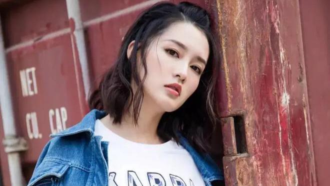 李沁|纯天然美女李沁，清新脱俗，微微一笑很倾城