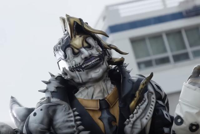 反派|Revice剧场版蜃楼复活,妈妈变身新骑士,反派死于“披风杀”