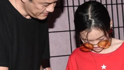 李亚鹏|李亚鹏官宣再婚生子，李嫣却晒黄昏照，心情emo，网友：可怜