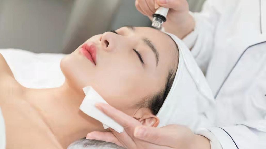 美容 美容需谨慎！24岁女子打美容针，脸部溃烂，花10W仍未痊愈