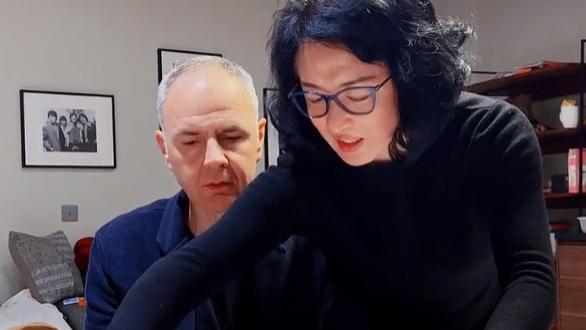 金星|金星亲手教老公打麻将，汉斯“望妻眼”好甜，相爱18年惹人羡