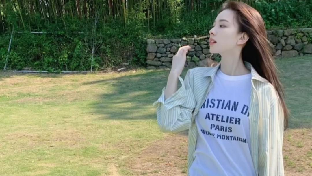 |孙一宁春游一身休闲装，太美了。