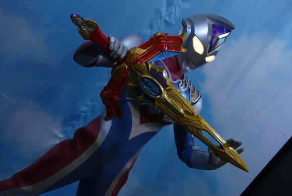 acgn漫评|德凯奥特曼手持奥特二重圣剑登场，线下照还是相当帅气的！