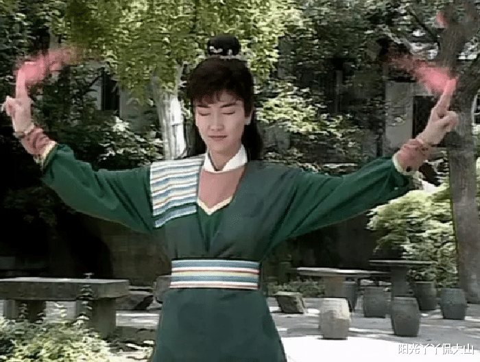 顽皮狗|新白娘子传奇:都是妖怪,白素贞为何区别对待小青和蛤蟆精?