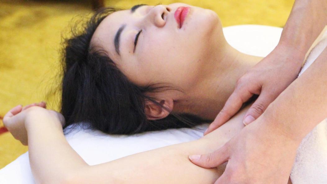 我在富婆农家乐里负责养生工作，发现富婆们玩的花样百出