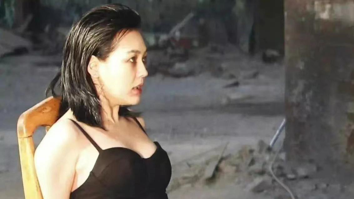 华晨宇|小S38岁拍戏旧照曝光，穿搭清爽气质妩媚，腿上刺青清晰可见