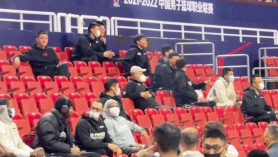 广州队|广州队惨败山西队！冠军教头被批评，郭艾伦给郭士强加油打气！