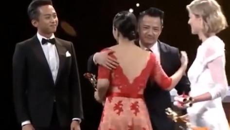 章子怡|死对头、前任、情敌同台，亏主办方想得出，大戏如愿上演