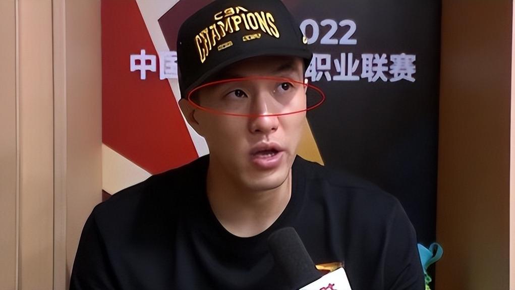 郭艾伦|破案了！辽篮夺冠，球员们欢呼雀跃，郭艾伦为何独自一人瘫坐在地？