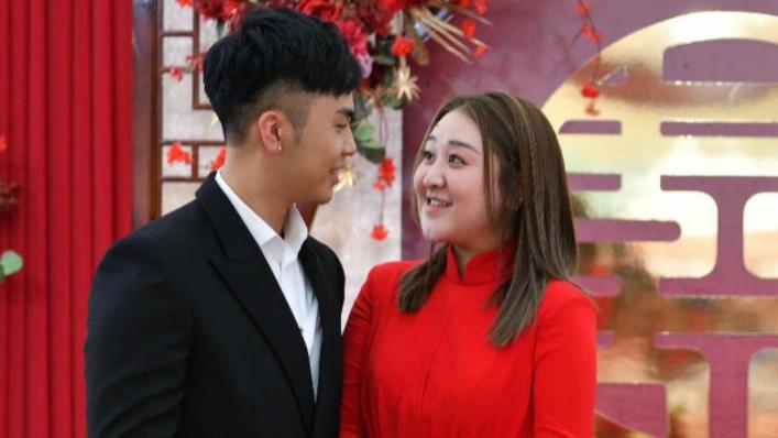 豪宅|28岁男星娶富婆2个月，正式搬进女方豪宅，拥有篮球场百万豪车