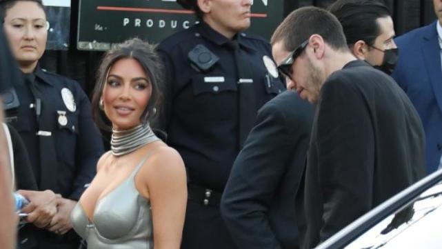 金·卡戴珊|41岁金·卡戴珊带28岁皮特赴首映礼，双手紧握，银裙太紧优势更夸张