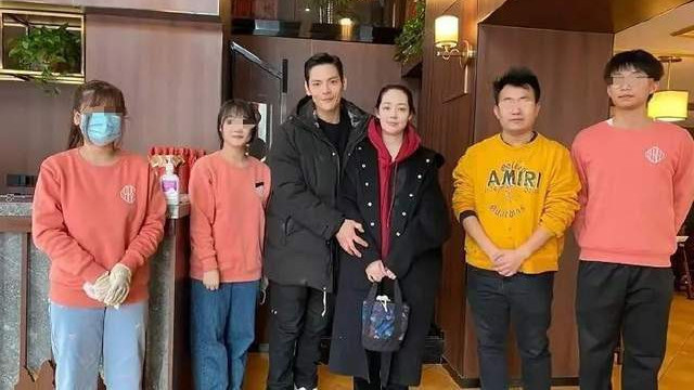 郭碧婷|向佐一家三口现身面馆，女儿可爱乖巧！郭碧婷合影时“孕味”足