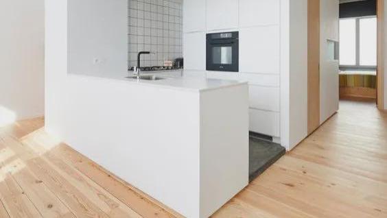 小厨房装修没头绪，不如尝试下这个方案，墙壁留一半，少买张餐桌