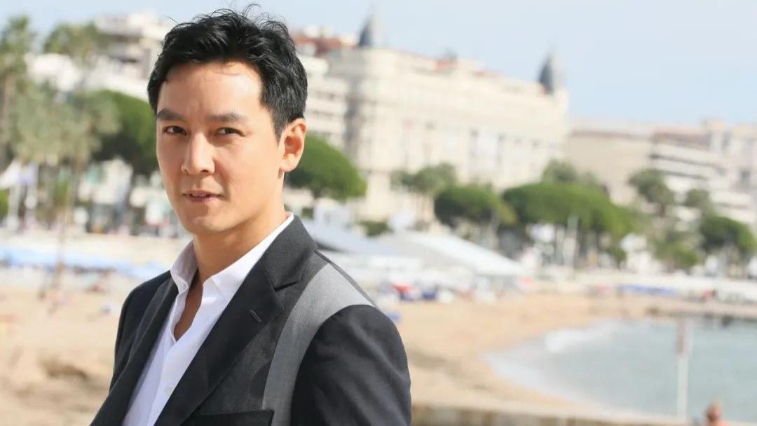 吴彦祖|吴彦祖现身旧金山唐人街，穿唐装戴红花，坐敞篷跑车巡游庆祝春节