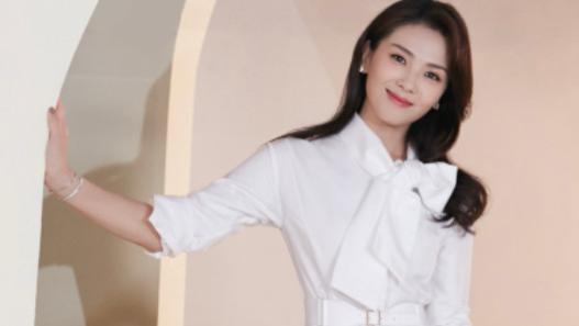 宁波|刘涛穿小白裙太美了，一身纯白色衬衫裙亮相，长发披肩温婉优雅