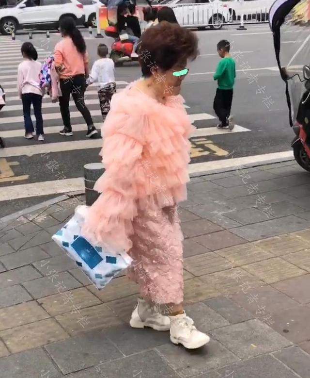 70岁老太太身穿粉色连衣裙，行走在大街上，引发网友热议