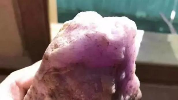 翡翠|谁看谁放下的原石，竟被小姑娘2万拿下，成品出来后直接当了嫁妆