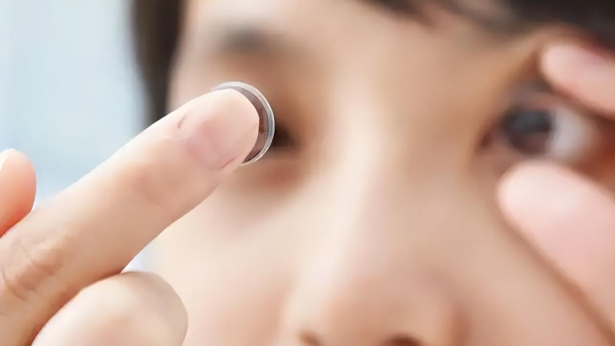 土豆 灵活拷问：先化妆还是先戴隐形眼镜？