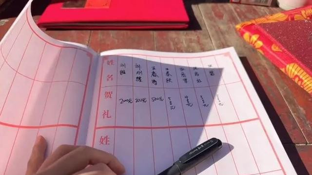 女大学生被安排写“礼单”，网友：你这个字最多只能去洗碗